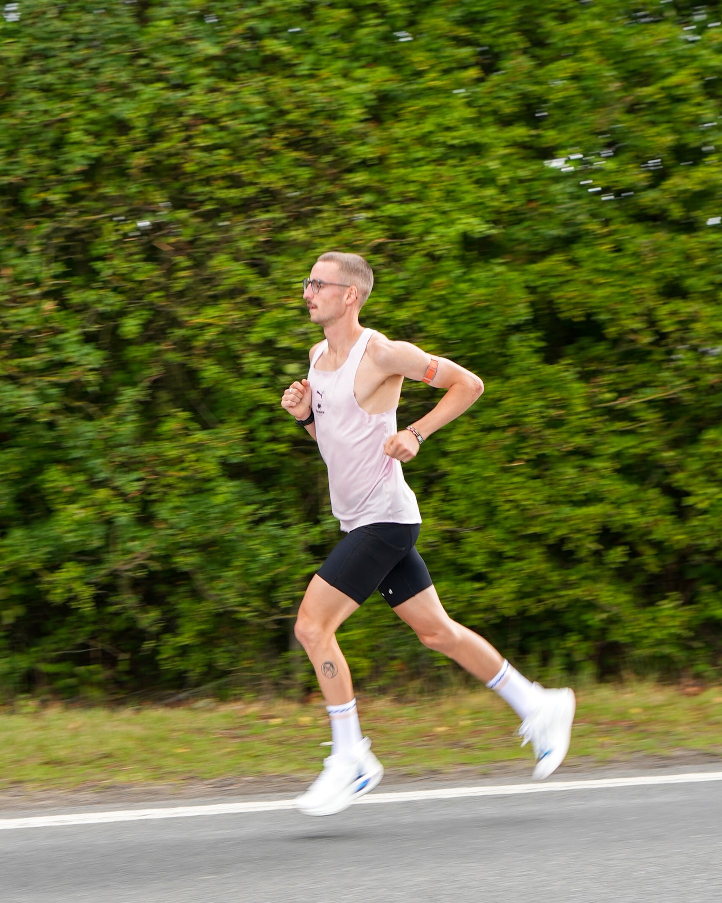 SHYU x 'Ben is Running' racing socks - white | peach | chequer